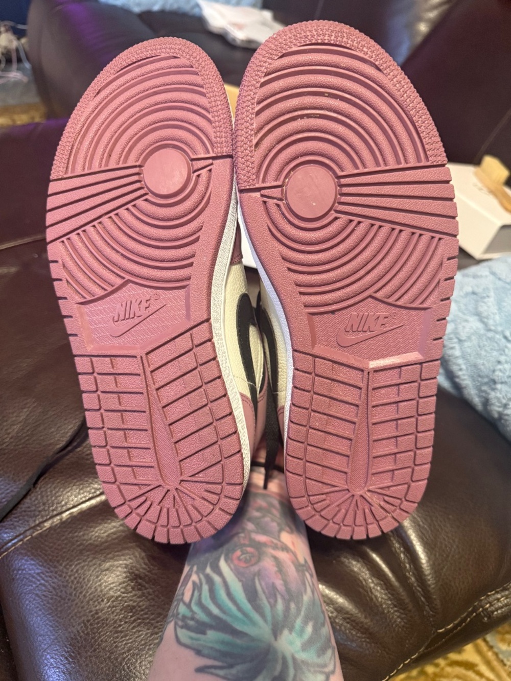 Air Jordan 1 MID SE (Women’s) - Picture 7 of 13
